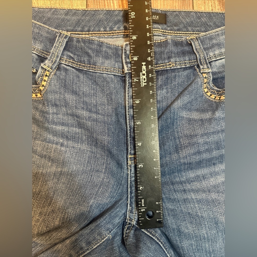 Women’s White House Black Market Distressed Embellished Blanc Crop Size 6 - Picture 3 of 13